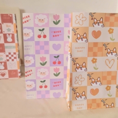 Túi giấy đựng quà mini cute , giấy gói hàng họa tiết caro. chọn ở phân loại Tự tay gói quà với túi giấy caro nào