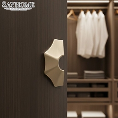 Tay nắm tủ hiện đại bán nguyệt màu vàng gold SH8981