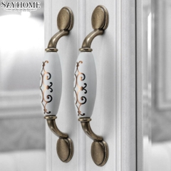 Tay nắm tủ tân cổ điển màu đồng mặt sứ trắng SH9003