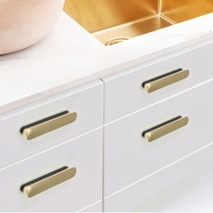 Tay nắm tủ hiện đại màu đen vàng gold SH8997