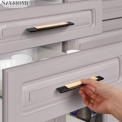 Tay nắm tủ hiện đại màu vàng đen SH5551