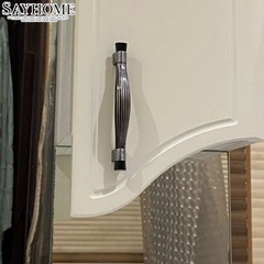 Tay nắm tủ tân cổ điển màu đen SH8001