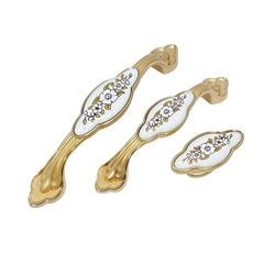 Tay nắm tủ tân cổ điển Vintage màu vàng gold mặt sứ trắng có hoa văn SH5807