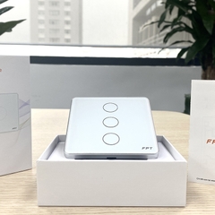 Công tắc cảm ứng nhà thông minh FPT Smart Home Athena vuông màu trắng 3 nút