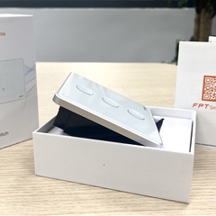Công tắc cảm ứng nhà thông minh FPT Smart Home Athena vuông màu trắng 3 nút