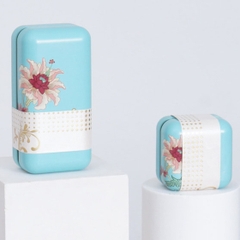 Hộp thiếc đựng trà cạnh tròn hoạ tiết hoa kích thước dài 80*80*56mm