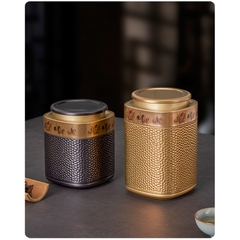 Hộp thiếc tròn nhỏ đựng trà xanh, trà thảo mộc hoa văn nổi- Phukientuiloc