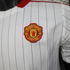 Áo Thun MU 2025 ( Terrace Trắng Đỏ )