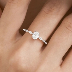 Nhẫn Bạc 925 Đính Đá Chủ Oval Gắn Đá Viền Lấp Lánh - VCR510