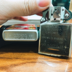 Bật lửa Zippo Mỹ Satin Chrome  in sơn số 8 và ngọn lửa, Hàng chính hãng