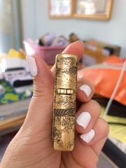 Bật Lửa Zippo Khắc Chìm 5 mặt Mẫu Thanh Minh Thượng Hà Đồ- Màu Vàng Ruột Trắng, Vỏ đồng có tem đỏ
