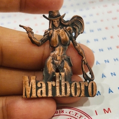 Miếng dán Eblem trang trí cho Zippo chủ đề Cô gái Marlboro bắn súng , chất liệu đồng thau Solid Brass, hàng chính hãng