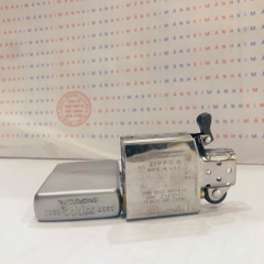 Bật lửa, hộp quẹt ZIPPO Chu Niên Satin trơn chống trầy, Kim Ánh nhập hàng cao cấp vỏ bằng đồng có dán tem đỏ