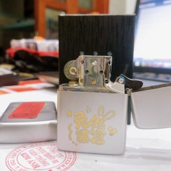 Bật lửa, hộp quẹt Zippo Armor vỏ dầy khắc ăn mòn cẩn xà cừ hình thú siêu nhân, Vỏ đồng có tem đỏ