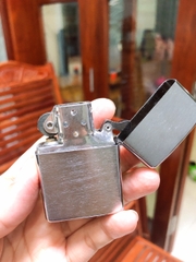 LA MÃ -Bật lửa Zippo Bạc Xước main USA Mọc đáy La mã, Vỏ bằng đồng ruột thép không gỉ, có tem đỏ