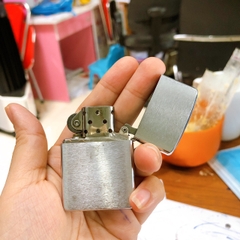 Bật lửa Zippo Mỹ Chrome xước ngang khắc ăn mòn 1932 Class U.S.A, sản xuất 1998