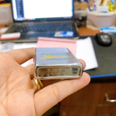 Bật lửa Zippo Mỹ, chữ xéo- mộc ngược, Khắc ăn mòn đổ sơn chủ đề WILSON OXYGEN, sản xuất 1975 Hàng chính hãng