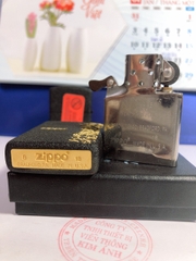 Bật lửa Zippo khắc ăn mòn, đổ sơn Hoa Văn màu Đen Bụi loại Nhám, có tem đỏ
