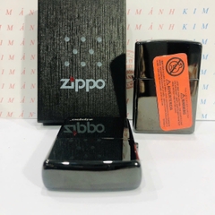 Bật lửa, hộp quẹt ZIPPO màu Đen môc đáy La Mã loại trơn bóng, Kim Ánh nhập hàng cao cấp vỏ bằng đồng có dán tem đỏ