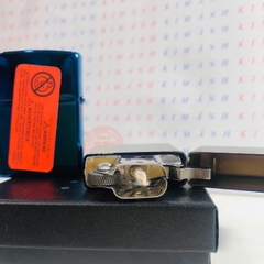 Hộp quẹt ZIPPO mẫu Hoa Văn màu Xanh trên nền trơn bóng, Kim Ánh nhập hàng cao cấp vỏ bằng đồng có dán tem đỏ