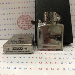 Hộp quẹt, bật lửa Zippo chủ đề Marlboro giả cổ bạc, Kim Ánh nhập hàng loại 1 vỏ bằng đồng có dán tem đỏ
