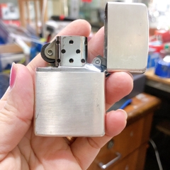 Bật lửa Zippo Mỹ Lacke bạc, Khắc ăn mòn Chủ đề WINSTON, Hàng chính hãng