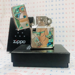 Hộp quẹt Zippo Armor khắc chìm cẩn xà cừ Mèo Thần Tài trên nền bạc bóng, hàng cao cấp vỏ bằng đồng có tem đỏ