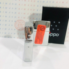 Bật lửa, hộp quẹt ZIPPO màu Trắng Bạc đáy La Mã loại trơn bóng, Kim Ánh nhập hàng cao cấp vỏ bằng đồng có dán tem đỏ