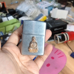 Eblem dán trang trí Zippo chủ đề Phật Quan Âm chất liệu Bạc mạ Chrome màu vàng bóng, chuẩn zin hãng sản xuất