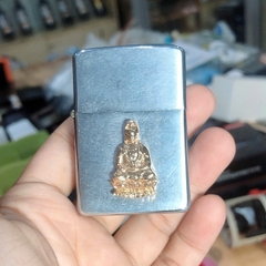 Eblem dán trang trí Zippo chủ đề Phật Quan Âm chất liệu Bạc mạ Chrome màu vàng bóng, chuẩn zin hãng sản xuất