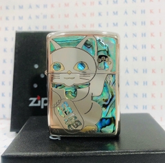 Hộp quẹt Zippo Armor khắc chìm cẩn xà cừ Mèo Thần Tài trên nền bạc bóng, hàng cao cấp vỏ bằng đồng có tem đỏ