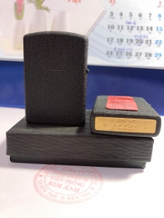 Bật lửa Zippo Chiêu Tài Tiến Bảo màu đen bụi nhám, có tem đỏ