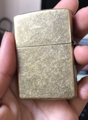 Bật lửa Zippo Marlboro Màu vàng loại giả cổ - Vỏ đồng có tem đỏ