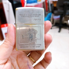 Bật lửa Zippo lacke bạc khắc ăn mòn full nắp tướng Mac Arthur, sản xuất 1994