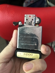 ZIPPO ĐEN BỤI CỎ BỐN LÁ MAY MẮN MAIN, VỎ BẰNG ĐỒNG RUỘT THÉP KHÔNG GỈ