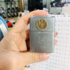 Eblem dán trang trí Zippo chủ đề US ARMY, chất liệu đồng thau Solid Brass, hàng chuẩn zin Mỹ