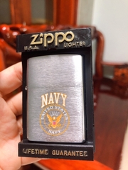 BẬT LỬA ZIPPO MỸ CHROME XƯỚC NGANG, KHẮC ĂN MÒN ĐỔ SƠN CHỦ ĐỀ QUÂN SỰ, NEW FULL BOX, TEM ĐỎ, 1994