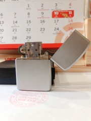 Bật lửa Zippo khắc chìm cẩn xà cừ mẫu Mèo may mắn màu trắng bạc Satin, vỏ đồng ruột thép không gỉ