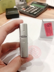Bật Lửa, hộp quẹt Zippo chủ đề Hổ Bạc Nhám Satin , Vỏ bằng đồng có tem đỏ