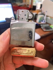 BẬT LỬA ZIPPO ARMOR VỎ DẦY KHẮC CHÌM CÔ GÁI ĐẦU LÂU - RUỘT TRẮNG
