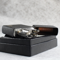 Bật lửa Zippo Mỹ chủ đề Con Rồng Bay Black Crackle, hàng chính hãng có giấy nhập khẩu gửi kèm theo đơn hàng