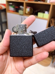 Zippo Đen Bụi Trơn logo main usa - Tem đỏ