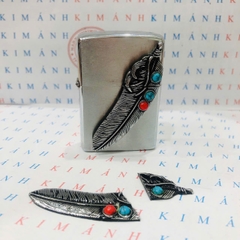 Eblem dán trang trí Zippo chủ đề Lông Vũ, chất liệu hợp kim nhôm, hàng chuẩn zin Mỹ