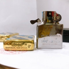 Hộp quẹt, bật lửa Zippo Armor vỏ dầy khắc chìm Zippo ngang, cẩn xà cừ 4 sọc chéo, hàng loại 1 vỏ bằng đồng có tem đỏ