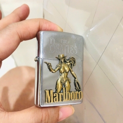 Miếng dán Eblem trang trí cho Zippo chủ đề Cô gái Marlboro bắn súng , chất liệu đồng thau Solid Brass, hàng chính hãng