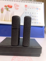 Bật lửa Zippo khắc ăn mòn, đổ sơn Hoa Văn màu Đen Bụi loại Nhám, có tem đỏ