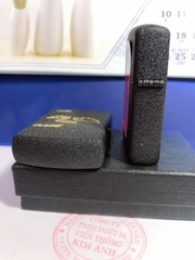 BÂT LỬA ZIPPO MẪU ĐÔI CÁNH THIÊN THẦN LOẠI ĐEN BỤI NHÁM, CÓ TEM ĐỎ