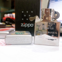 Bật lửa, hộp quẹt Zippo Armor vỏ dầy khắc ăn mòn cẩn xà cừ hình thú siêu nhân, Vỏ đồng có tem đỏ