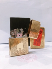 Hộp quẹt, bật lửa Zippo Armor vỏ dầy, khắc chìm chủ đề Zippo Và Ngọn Lửa Nhỏ, Hàng loại 1 vỏ bằng đồng có tem đỏ