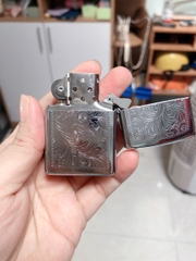 BẬT LỬA ZIPPO MỸ CHROME BÓNG KHẮC ĂN MÒN HOA VĂN Ý 2 MẶT - NEW FULL BOX, SẢN XUẤT 1997